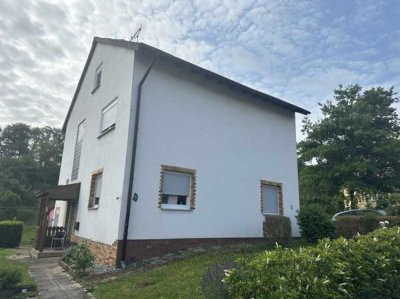 Familienidylle im Grünen: Einfamilienhaus mit Anbau, Garage und Garten