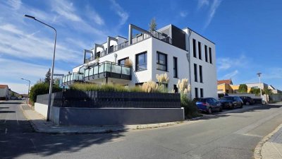 Großartige Aussichten! Neuwertige 3-ZW mit Balkon, Aufzug, EBK und Stpl. in bester Wohnlage