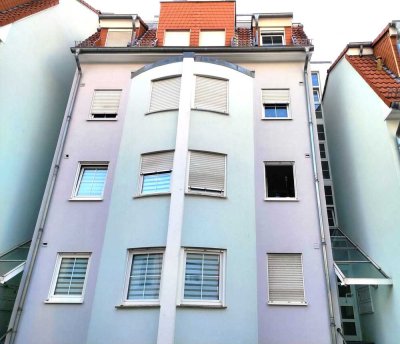 Helle und vorteilhaft geschnittene Stadtwohnung mit Terrasse und Gartenabschnitt