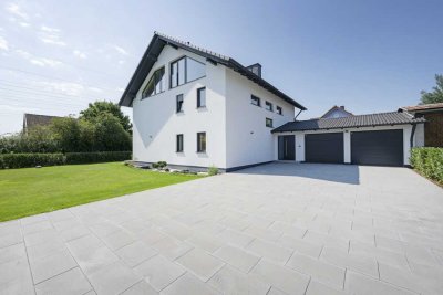 Erstbezug: Stilvolles 9-Zimmer-Einfamilienhaus mit Wellnessbereich und Garten