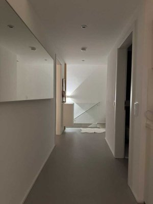 Moderne Neubauwohnung (2 Zimmer) mit Galerie und Home-Office-Bereich