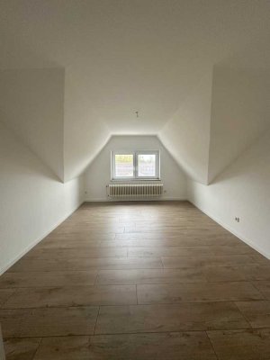 Moderne 4-Zimmer-Wohnung im DG mit EBK – Sanierung 2024