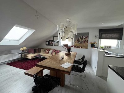 Exquisite 2,5 Zimmer Dachgeschoss - Wohnung mit Einbauküche und Balkon