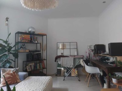 Sanierte Altbauwohnung mit großer Wohnküche in renoviertem Altbau!