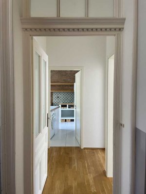 Stilvolle 2-Zimmer-Altbauwohnung mit Balkon und hochwertiger Einbauküche in ruhiger Lage