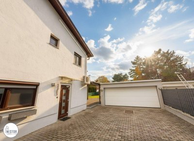 Neuer Preis! U-Bahn-Nähe | Traumhaftes Zweifamilienhaus mit 2 separaten Eingängen, mit Pool, Garten &amp; Garage – Wohnen mit Stil