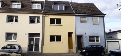 Charmantes gelbes Haus mit Garten und Weitblick