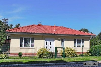 Wohnhaus mit Garagen und Gartenhaus
