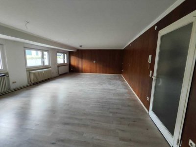 2-Zimmer Souterrainwohnung mit großen Fenstern