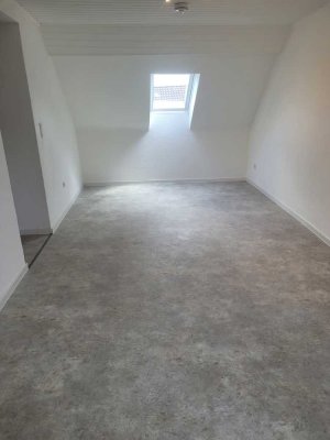 Renovierte Dachgeschosswohnung mit Pantryküche(Whg.8)