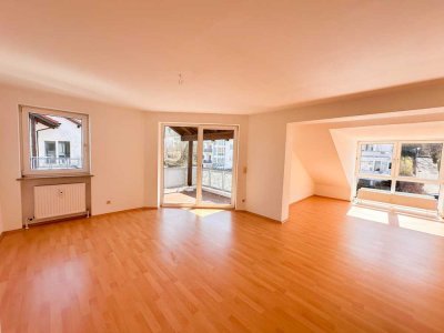 Lichtdurchflutete Dachgeschosswohnung mit Balkon und Garage!