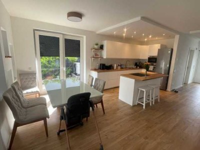 Moderne Doppelhaushälfte mit schönem Garten