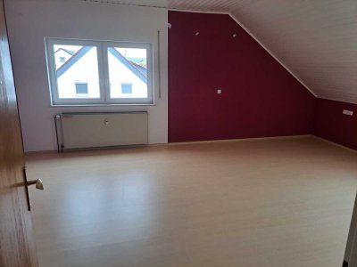 Helle ruhige 2-Zimmer-Dachgeschosswohnung (75 qm) mit Klimaanlage am Waldrand in Glauburg