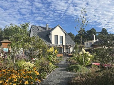 Familien-Idylle mit traumhaften Blumengarten