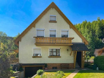 Charmante Doppelhaushälfte mit liebevollen Holzelementen und handwerklichem Charakter in Steinwiesen