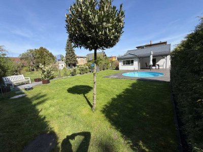Gepflegtes Einfamilienhaus mit Pool in ruhiger Lage