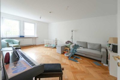 Wunderschöne 4-Zi.-Altbauwohnung mit idealem Grundriss und Balkon zum Innenhof