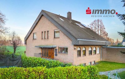 Repräsentatives Zweifamilienhaus mit 2 Garagen in attraktiver Lage