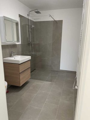 Voll ausgestattete Neubauwohnung mit Tiefgarage und Internet