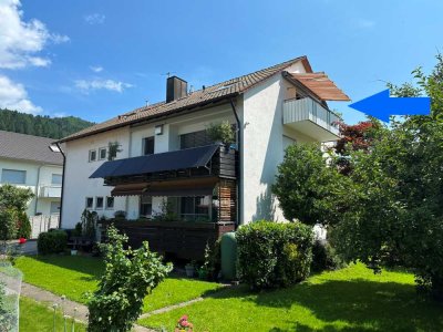 Sonniges Wohnglück – 3-Zimmer-Dachgeschosswohnung mit Balkon, Gartenanteil und Carport in Hausach