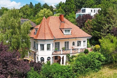 Repräsentative Traum-Villa in ruhiger Aussichtslage! Schwimmhalle, Sauna und Biotop