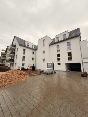 Neubau-Erstbezug: Moderne 2,5-Zi.-Whg. mit Gartenbalkon & TG