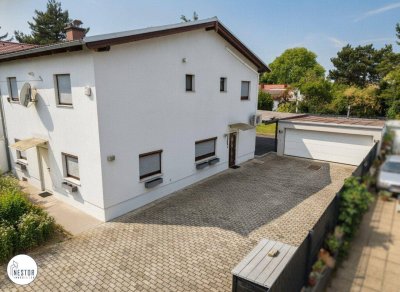 Neuer Preis! U-Bahn-Nähe | Traumhaftes Zweifamilienhaus mit 2 separaten Eingängen, mit Pool, Garten &amp; Garage – Wohnen mit Stil