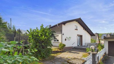 Lichtdurchflutetes Wohnhaus mit Einliegerwohnung in ruhiger Lage