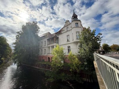 Traumhafte 5 Zimmer Altbauwohnung am Wasser