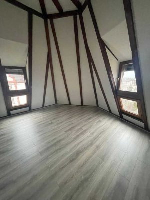 Dachgeschosswohnung mit Einbauküche und Klimaanlage