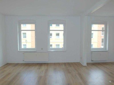 Ab sofort zu haben: Singlewohnung mit schönem Balkon (Hofseite), sep. Küche, Laminat & Badewanne