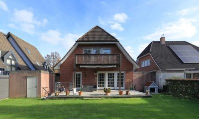 Hochwertig modernisiertes Haus mit Einliegerwohnung, großem Garten und zwei Garagen