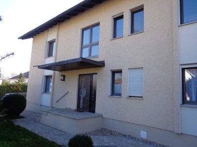 Großzügig geschnittene 4,5-Zimmer-Wohnung mit Balkon und Dachterrasse in Mintraching