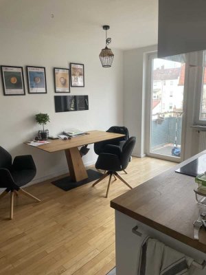 3 Zimmer Altbauwohnung mit großem Balkon ins Grüne