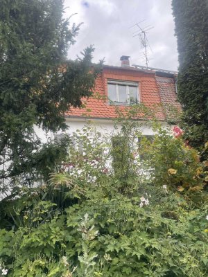 Charmantes Reihenhaus mit 6 Zimmern in Frankfurt-Dornbusch