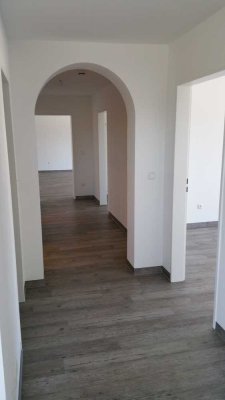 Wunderschöne, komplett neu renovierte, lichtdurchflutete Dachterrassen-Wohnung in Mammendorf