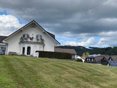 Neuwertige EG-Wohnung mit dreieinhalb Zimmern mit Terrasse + Garten + Garage in Finnentrop-Fretter