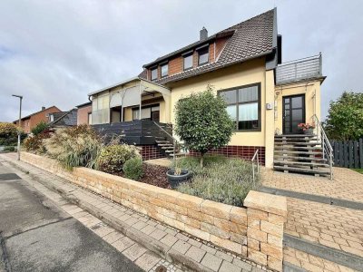 In einem begehrten Viertel der Kernstadt: Zweifamilienhaus mit viel Platz drinnen und draußen