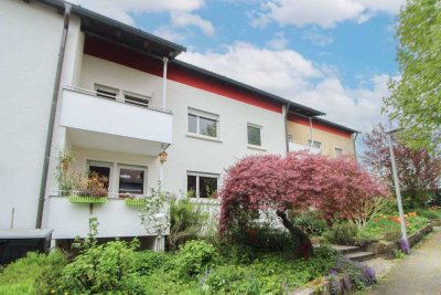 Flexibel nutzbares RMH mit 2–3 Wohneinheiten, Garten, Balkone und zwei Garagen in Feldrandlage