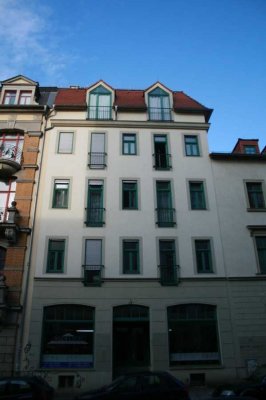Schöne individuelle 2 Zimmerwohnung mit Parkett, offener Küche und Bad mit Wanne im Hechtviertel