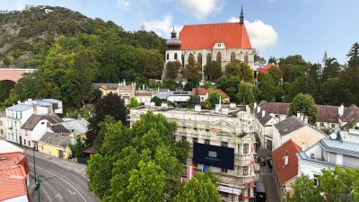 BALKON UND ÜBER 4 METER RAUMHÖHE II PRESTIGE UND ELEGANZ II WOHNEN IM DENKMALGESCHÜTZEN MÖDLINGER STADTJUWEL II FUSSGÄNGERZONE