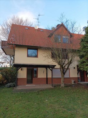 Von Privat, schöne Doppelhaushälfte mit fünf Zimmern in Wöllstadt