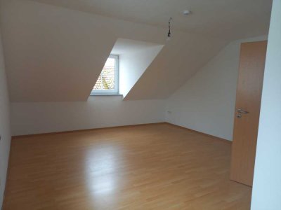 Schönes  DG-Zimmer mit EBK in Oberding Nähe MUC