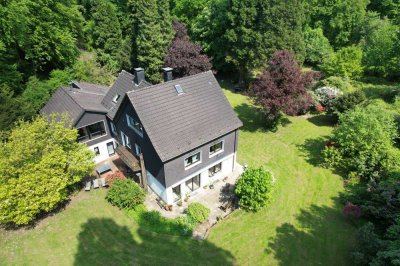 In Ruhe, in seltener Alleinlage im Wald, 470 m² Wohn- & Nutzfläche + 3.757 m² Grundstück in Velbert
