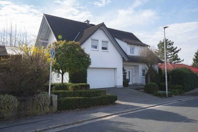 Imposantes Einfamilienhaus mit großem Garten