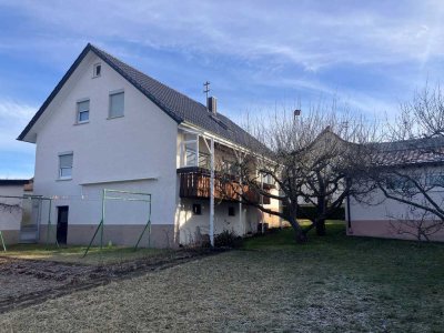 Viel Platz in ruhiger Lage - EFH mit 8 Zimmer, Garten und Garagen