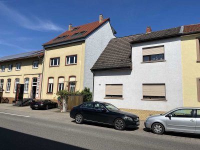 Haus mit großem Garten und Innenhof, Garage und Scheune in Altlussheim