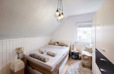 Besichtigungen ab Juli möglich: Wohnen mit Charakter: 3-Zimmer-Dachgeschosswohnung in Bielefeld