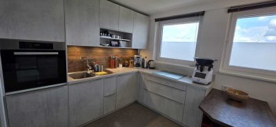 Provisionsfrei: modernisierte 2-Zimmer-Wohnung mit Fernblick, Küche & Stellplatz