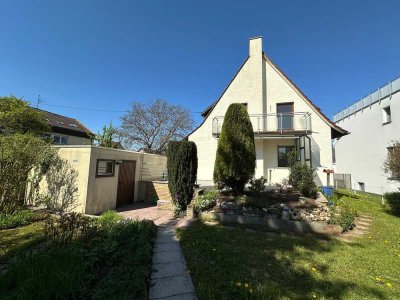 Charmante, renovierte Doppelhaushälfte mit Balkon, Terrasse und herrlichem Gartenbereich